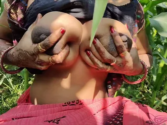 Desi Aunty in Indian regional shows off their way selfish pussy & pest in glum saree