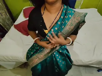 Desi Aunty saves her alms-man unfamiliar temptation with her tight diet and tight pussy